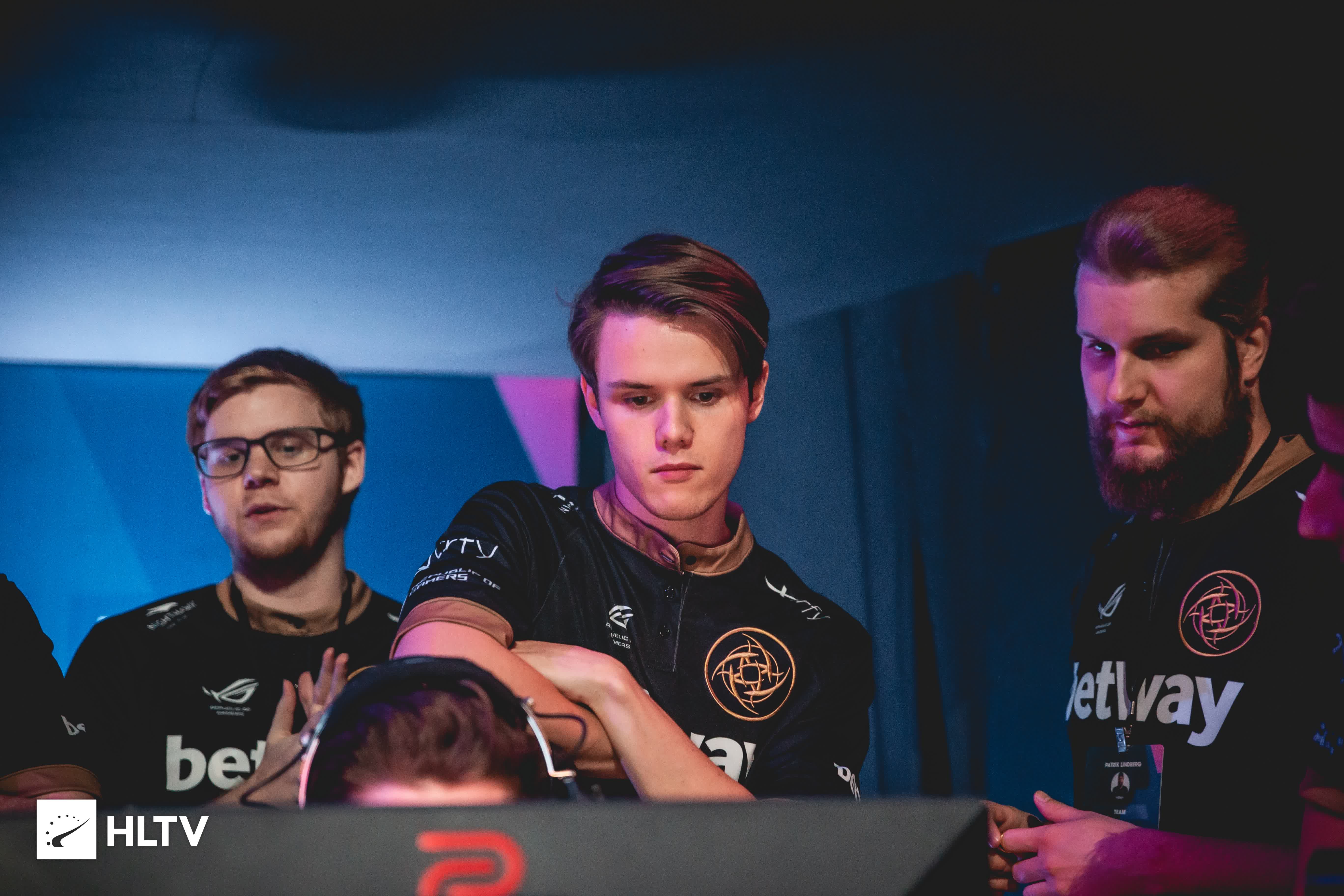 替补球员需 替补球员需